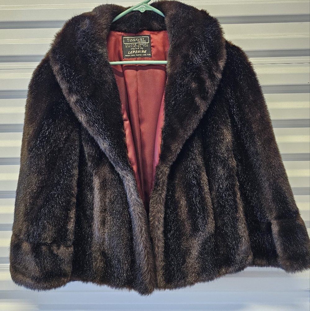 FAUX FUR CAPE  STOLE SHAWL SIZE: Medium-Large - Picture 5 of 10